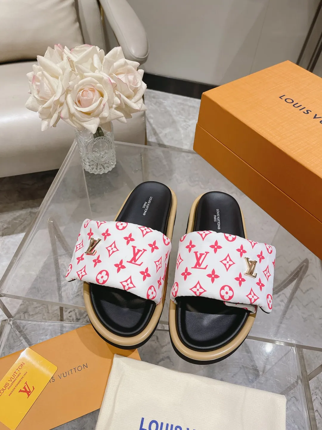 👟👟Ex-factory price 360👟👟 Lvjia brand | ²⁰²5 𝐬𝐬 💛2025 spring and summer latest popular Velcro series...Couple style thick-soled slippers, new rare products at the purchasing level💫 🍒This style is the favorite of celebrities🌟big internet celebrities. A simple and elegant sandal. A good style that you can't take your eyes off at a glance! The thick sole has the effect of increasing the height of the feet. It has the function of elongating the legs immediately. It is exquisite and low-key luxury✔️ No matter it is paired with skirts or trousers, it is super aura🛍 ━━━━━ ЅᏇєєt ━━━━━ ▪️Upper: LV old floral fabric ▪️Outsole: original molded outsole ▪️Shoe size: 35-45
